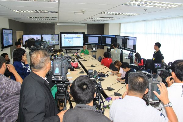 สื่อมวลชนเข้าฟังข้อเท็จจริงของสถานการณ์ สื่อมวลชนเข้าฟังข้อเท็จจริงของสถานการณ์